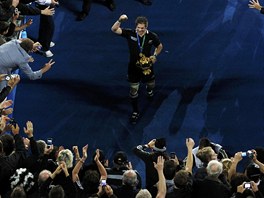 Novozélandský kapitán Richie McCaw zdraví fanouky, kdy po vyhraném finále