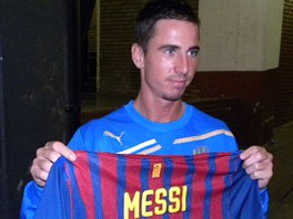 TROFEJ. Barcelonsk dres s slem 10 a jmenovkou Messi nakonec ulovil Milan