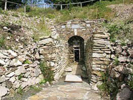 Portál s vchodem do systému chodeb vyhloubených ve skalním masivu středověkého
