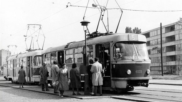 Prvnch sedm takzvan spaench dvojic tramvaj T3 se objevilo na lince slo 5 od 13. ervence 1964.