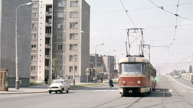 Oblíbeným motivem pro propagační fotografie moderní pražské tramvajové dopravy na konci šedesátých let minulého století byl spřažený vlak 2 x T3 na tehdy nové trati přes sídliště Červený Vrch.