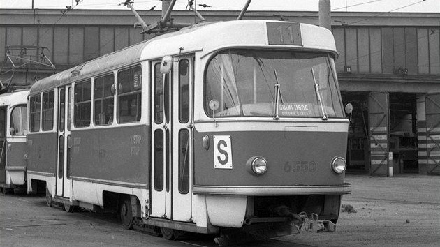 Protože byl na počátku sedmdesátých let katastrofální nedostatek průvodčích, muselo se přikročit k zavedení samoobslužného provozu v předních vozech spřažených vlaků 2 x T3. Jako první byl zaveden od 2. května 1972 na linkách č. 1 a 11. (Na starých tramvajových vlacích byl samoobslužný provoz v motorových vozech zaváděn už od počátku šedesátých let). Přední vozy byly označeny tabulkou s písmenem S, další informační tabule bývala zpočátku i za bočním oknem. Přední vozy byly určeny jen pro přímé jízdy.