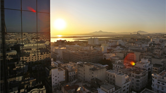 Západ slunce nad  tuniskou metropolí (18. íjna 2011)