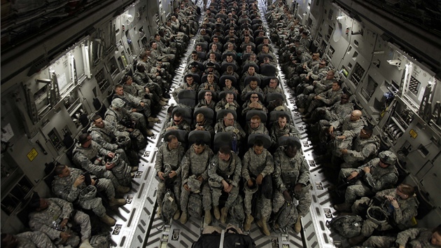 Poslední bojová brigáda americké armády opoutí Irák. (18. srpna 2010)