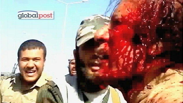 Muammar Kaddáfí v rukou libyjských rebelů (21. října 2011)