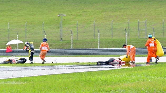 Marco Simoncelli le na trati po neastn havrii ve Velk cen Malajsie.