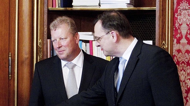 Ministr kultury Ji�í Besser a premiér Petr Ne�as p�i p�edávání ú�adu. 
