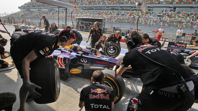 RYCHLÝ SERVIS. Sebastian Vettel eká na výmnu pneumatik pi tréninku na Velkou