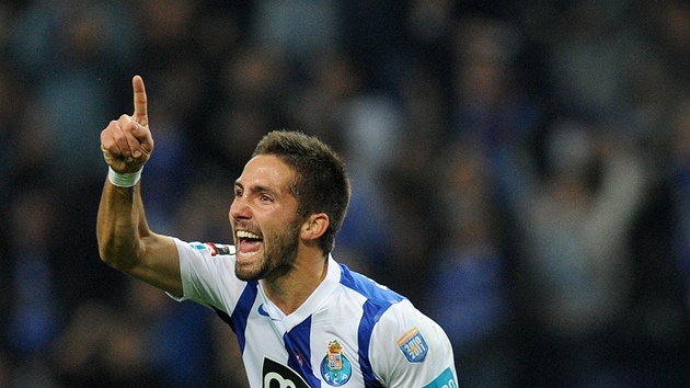 PORTUGALSKÝ JÁSOT. Joao Moutinho z Porta oslavuje sv�j gól.