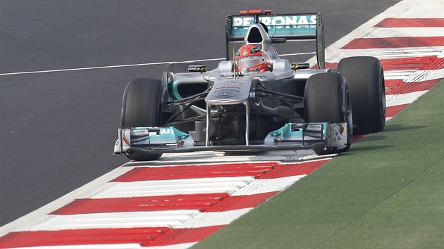ZSTANE NA TRATI? Legendrn Michael Schumacher si vyjd v kvalifikaci na Velkou cenu Indie hodn irok oblouk.
