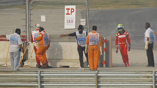 DOJEL. Felipe Massa (v erveném) opoutí okruh po své havárii v kvalifikaci na