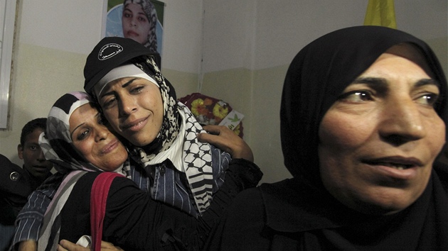 Wafa al-Bissová tímá palestinskou vlajku ve svém dom po proputní z izraelského vzení. Vítala ji rodina, pátelé i koláci. (19. íjna 2011)