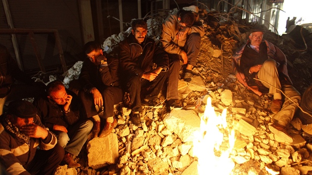 Obyvatelé tureckého města Ercis sedí na troskách poté, co jejich město zasáhlo silné zemětřesení. (24. října 2011)
