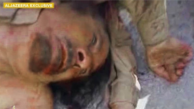 Mrtvý libyjský vůdce Muammar Kaddáfí (20. října 2011)