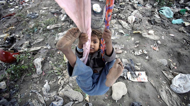 Nepálské dít� dovádí na improvizované houpa�ce v jednom ze slum� Káthmandú....