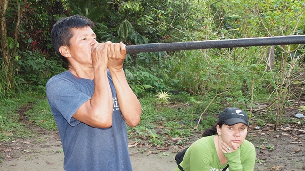 �aman u�í turisty foukat z frka�ky. Ter�em byla d�ev�ná sova.