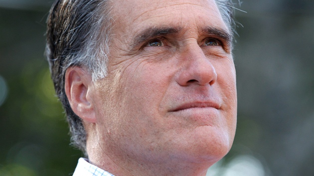 Mitt Romney hovoí se svou manelkou Ann bhem pestávky pi pedvolební televizní debat v Myrtle Beach v Jiní Karolin. (16. ledna 2012)