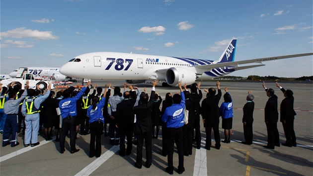 Dreamliner �eká na sv�j první komer�ní let na leti�ti v japonském m�st� Narita...