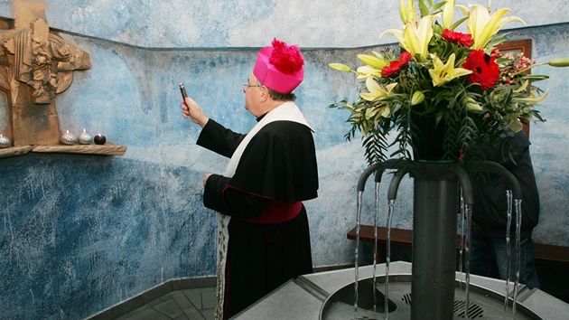 Arcibiskup Dominik Duka požehnal obnovený prameník běloveské kyselky Ida v Náchodě. (22. října 2011)