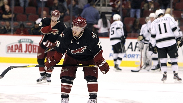 KOHO TO ZAJÍMÁ? Kapitán Phoenixu Shane Doan vypadá smutn�. Je to symbolický