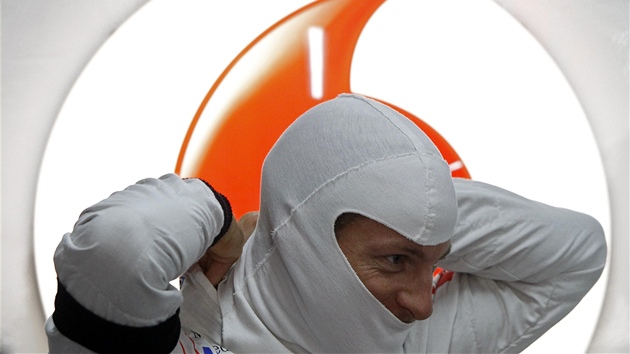 Jenson Button ped tréninky Velké ceny Indie formule 1. S ernou páskou na ruce