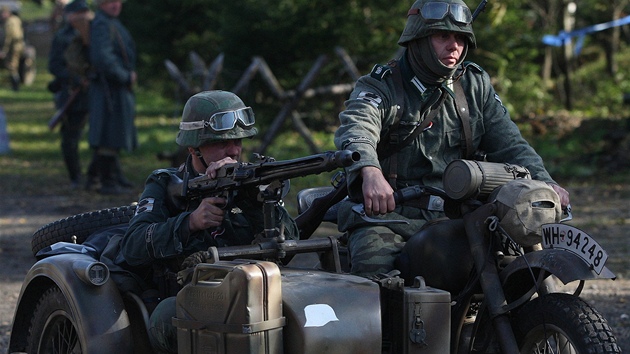 Vojáci se u Smr�ovky prohán�li na starých vojenských motorkách.