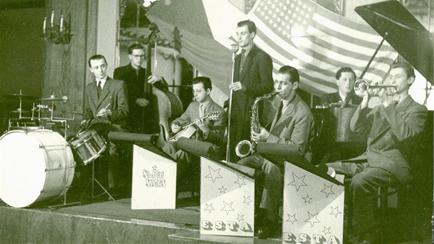 Orchestr Swing Stars v roce 1946. jeho nejznámnjími leny byli kontrabasista