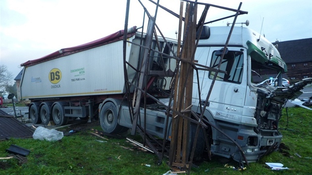 Nehoda dodávky a nákladního auta u Jestebí na eskolipsku
