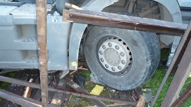 Nehoda dodávky a nákladního auta u Jestebí na eskolipsku