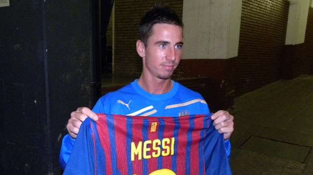 TROFEJ. Barcelonský dres s íslem 10 a jmenovkou Messi nakonec ulovil Milan