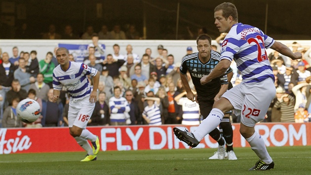 PROMNN PENALTA. Heidar Helguson pekonv branke Petra echa z Chelsea a Queens Park Rangers jdou do veden. Tsn nskok udreli a do konce.