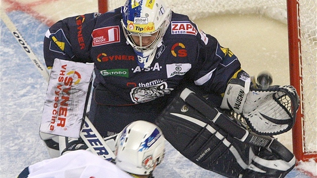 SOUBOJ TVÁÍ V TVÁ. Ale pardubický útoník Radovan Somík v této situaci