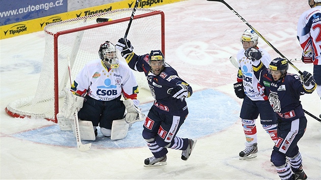 ROZHODUJÍCÍ MOMENT. Gól v prodlou�ení vst�elil Michal Bárta (vpravo), p�ed