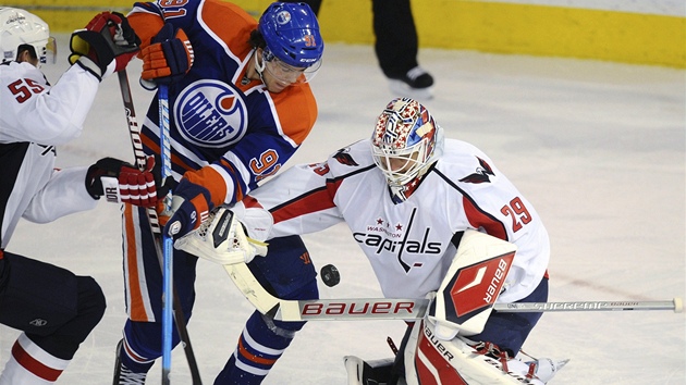 ZASAHUJE. Tom Vokoun, brank hokejist Washingtonu, zasahuje v zpase NHL proti Edmontonu. 