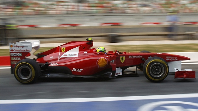 TRNINK. Brazilsk jezdec Felipe Massa na trati s vozem stje Ferrari pi prvnm trninku ped Velkou cenou Indie. 