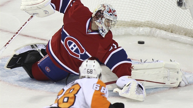 JE TAM GÓL. Montrealský branká Carey Price práv kapituloval po stele