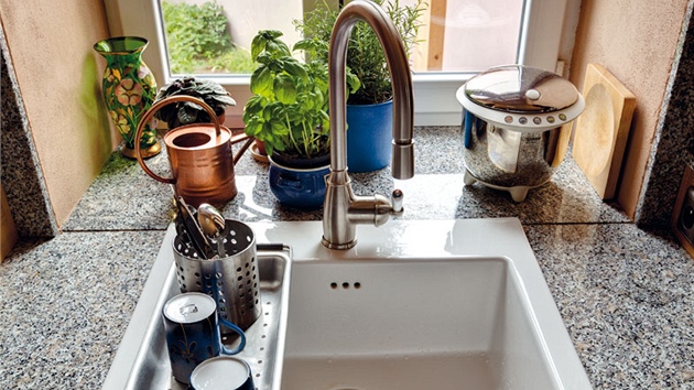 Mytí nádobí si lze zpíjemnit výhledem do malé zahrádky.    