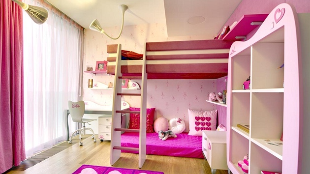 Dívčí pokoj je zařízen nábytkem značky Doimo Cityline z kolekce Pink od společnosti Amber Interiér. Na stropě jsou použita svítidla Pipe navržená studiem Herzog & de Meuron (27 000 Kč za kus), která dokreslují pohádkovou atmosféru pokoje.




