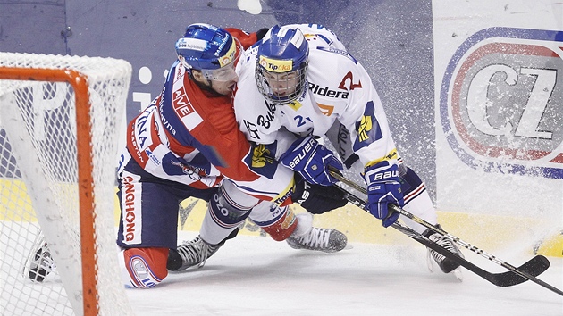 Václav Benák z Pardubic (vlevo) v souboji s vítkovickým  Nathanem Walkerem.