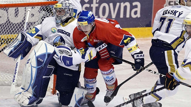 Pardubický Tomá Nosek ped kladenskou brankou.