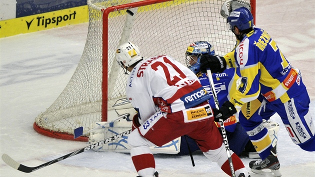 Petr Kalus ze Slavie dává první gól Jakubu Sedlá�kovi ze Zlína. Vpravo je