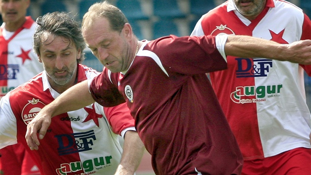 Roman Kukleta ze Sparty (vpravo) a Pavel Medynský ze Slavie ve finálovém utkání na pra�ské Julisce, kde se 1. �ervence uskute�nil fotbalový turnaj internacionál� Legendy 2007.