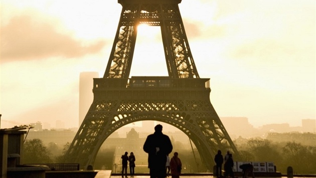 Pohled na Eiffelovu v z promendy Trocadero Esplanade