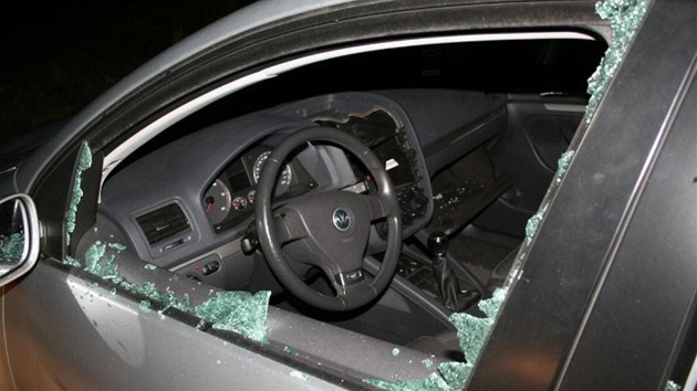 Poprvé zlodji u auta rozbili okénko a ukradli stedový panel.