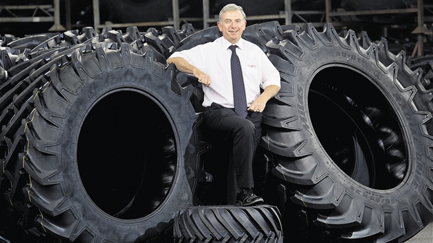 Mitas vyrábí pneumatiky na velké stroje (na snímku obchodní editel spolenosti