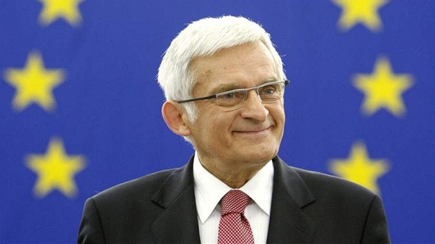 Předseda Evropského parlamentu a někdejší polský premiér Jerzy Buzek (14.