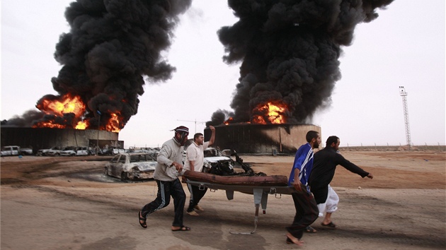Vojáci libyjské Pechodné národní rady bí ulicí rozbombardovaného Kaddáfího rodit Syrtou. (19. íjna 2011)
