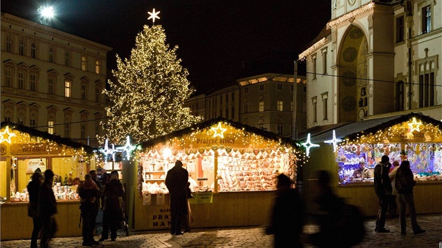 Vánoní jarmark a vánoní strom na Horním námstí v centru Olomouce.