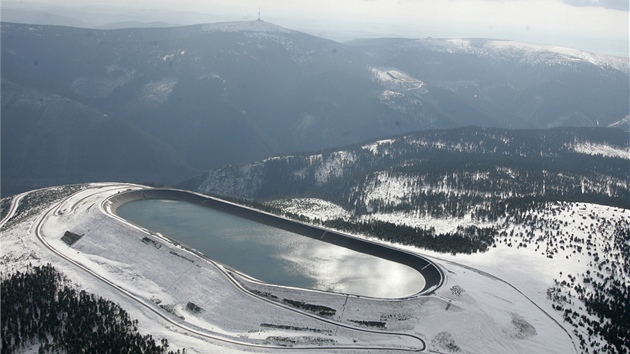 Zimní letecký snímek horní nádrže přečerpávací vodní elektrárny Dlouhé stráně