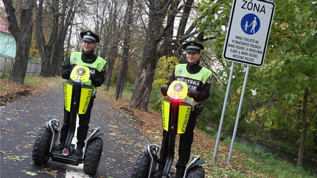 Olomoucká městská policie dostala od Nadace Bezpečná Olomouc čtyři elektrická vozítka Segway. Strážníci a strážnice na nich budou dohlížet na dodržování pořádku v Bezručových sadech.